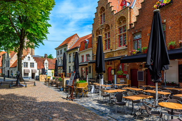 Obraz premium Stara ulica w historycznym centrum Brugii (Brugge), prowincja Flandria Zachodnia, Belgia. Pejzaż Brugii.