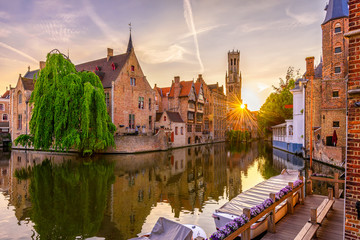Fototapeta premium Klasyczny widok na historyczne centrum Brugii (Brugge), prowincja Flandria Zachodnia, Belgia. Zachód słońca pejzaż Brugii.