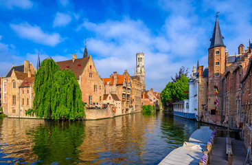 Fototapeta premium Klasyczny widok na historyczne centrum Brugii (Brugge), prowincja Flandria Zachodnia, Belgia. Pejzaż Brugii.
