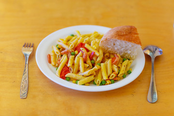 macaroni with green peas,beans,sweet pepper and ham