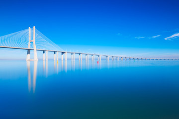 Vasco da Gama-brug weerspiegeld op het water, Lissabon, Portugal