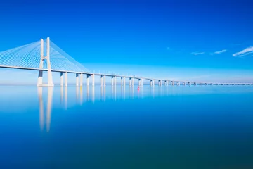 Foto op Plexiglas Vasco da Gamabrug Vasco da Gama-brug weerspiegeld op het water, Lissabon, Portugal