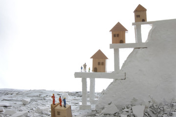 災害で急な崖の斜面に取り残された家と人々