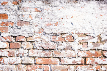 Eine alte Ziegelmauer mit alten weißen Putz als Hintergrund
