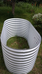 Hochbeet unbepflanzt beim Aufbauen