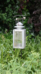 Alte h&auml;ngende Deko Lampe im Garten