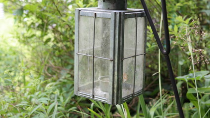 Alte Deko Lampe im Garten