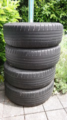 Vier Reifen von einem Auto gestapelt