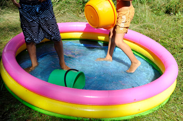 Dzieci w baseniku