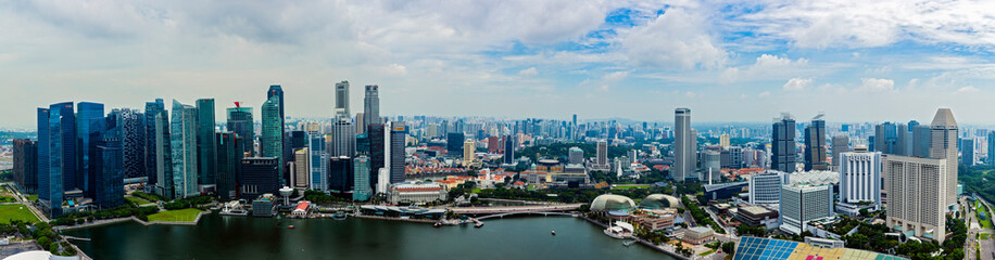 Fototapeta na wymiar Singapore, 25 April 2019, Bbusiness district panorama over Marina Bay
