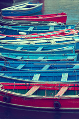 Fototapeta na wymiar Barcas o chalanas de colores atracadas en un puerto pesquero