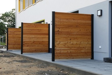 Moderne Sichtschutzzäune aus Holz als Terrassenabgrenzung