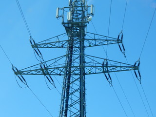 Strommast mit Hochspannungsleitung unter blauem Himmel, Raum f&uuml;r Text