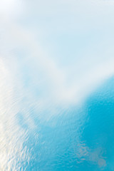 Obraz premium Wasserstrahl trifft auf Scheibe oder Fenster