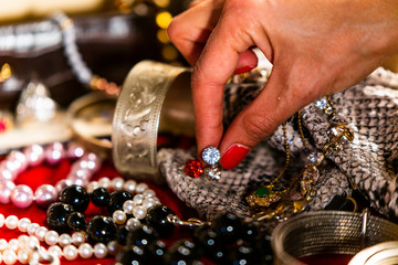 Ausbreiten der Schmuckschatulle