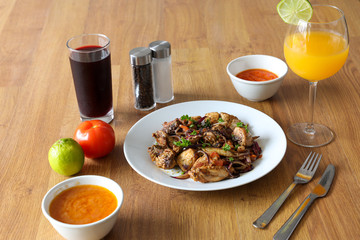 Assiette africaine de poulet et pintade 