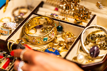 Ausbreiten der Schmuckschatulle