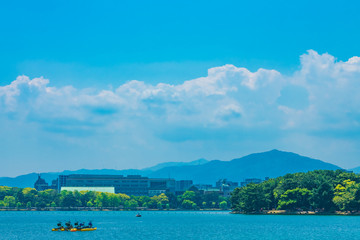 Fototapeta premium 都会のオアシス 初夏の大濠公園【福岡県】