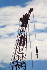 grua de pescadores fondo cielo nublado 