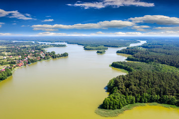 Czerwcowe kwitnienie wody w jeziorze Omulew na Mazurach w Polsce