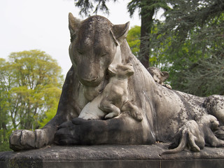 Fototapeta na wymiar Statue d'une lionne et ses lionceaux