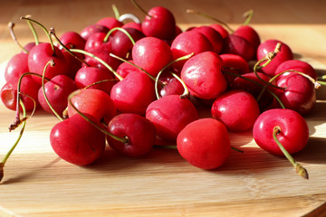 primo piano di un vassoio di ciliege rosse
