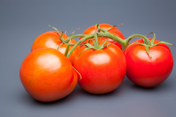 Tomates, rojos, frescos y saludables, los podemos comer crudos en ensaladas o bien podemos hacer mermeladas y salsas, los podemos rellenar con carne u otros vegetales. Los podemos cocinar