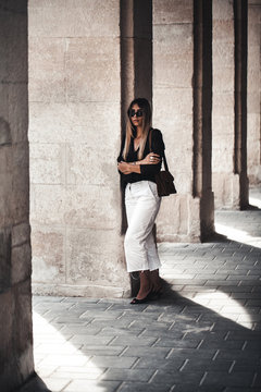 Fototapeta Fashionably dressed woman on the streets