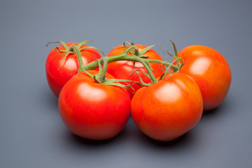 Tomates, rojos, frescos y saludables, los podemos comer crudos en ensaladas o bien podemos hacer mermeladas y salsas, los podemos rellenar con carne u otros vegetales. Los podemos cocinar