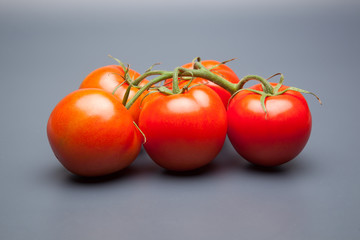 Tomates, rojos, frescos y saludables, los podemos comer crudos en ensaladas o bien podemos hacer mermeladas y salsas, los podemos rellenar con carne u otros vegetales. Los podemos cocinar