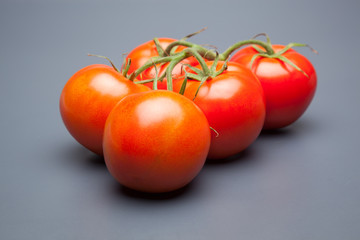Tomates, rojos, frescos y saludables, los podemos comer crudos en ensaladas o bien podemos hacer...