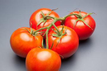 Tomates, rojos, frescos y saludables, los podemos comer crudos en ensaladas o bien podemos hacer mermeladas y salsas, los podemos rellenar con carne u otros vegetales. Los podemos cocinar