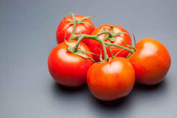 Tomates, rojos, frescos y saludables, los podemos comer crudos en ensaladas o bien podemos hacer...