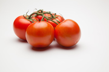 Tomates, rojos, frescos y saludables, los podemos comer crudos en ensaladas o bien podemos hacer mermeladas y salsas, los podemos rellenar con carne u otros vegetales. Los podemos cocinar
