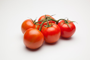 Tomates, rojos, sanos, saludables, llenos de sabor y vitaminas; se pueden comer crudos y cocinados,  se pueden hacer zumos y mermeladas, salsas, es ingrediente indispensable en la cocina mediterránea.