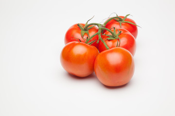 Tomates, rojos, frescos y saludables, los podemos comer crudos en ensaladas o bien podemos hacer mermeladas y salsas, los podemos rellenar con carne u otros vegetales. Los podemos cocinar