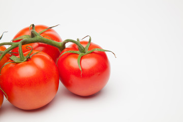 Tomates, rojos, sanos, saludables, llenos de sabor y vitaminas; se pueden comer crudos y cocinados,  se pueden hacer zumos y mermeladas, salsas, es ingrediente indispensable en la cocina mediterránea.