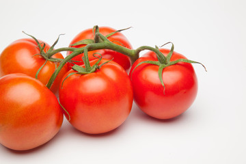 Tomates, rojos, sanos, saludables, llenos de sabor y vitaminas; se pueden comer crudos y cocinados,  se pueden hacer zumos y mermeladas, salsas, es ingrediente indispensable en la cocina mediterránea.
