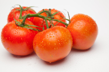 Tomates, rojos, sanos, saludables, llenos de sabor y vitaminas; se pueden comer crudos y cocinados,  se pueden hacer zumos y mermeladas, salsas, es ingrediente indispensable en la cocina mediterránea.