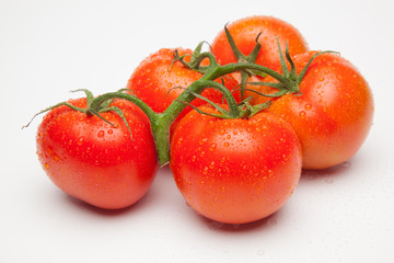 Tomates, rojos, sanos, saludables, llenos de sabor y vitaminas; se pueden comer crudos y cocinados,  se pueden hacer zumos y mermeladas, salsas, es ingrediente indispensable en la cocina mediterránea.