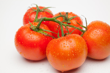 Tomates, rojos, frescos y saludables, los podemos comer crudos en ensaladas o bien podemos hacer mermeladas y salsas, los podemos rellenar con carne u otros vegetales. Los podemos cocinar