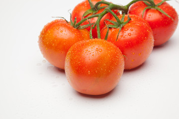 Tomates, rojos, frescos y saludables, los podemos comer crudos en ensaladas o bien podemos hacer mermeladas y salsas, los podemos rellenar con carne u otros vegetales. Los podemos cocinar