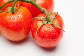 Tomates, rojos, frescos y saludables, los podemos comer crudos en ensaladas o bien podemos hacer mermeladas y salsas, los podemos rellenar con carne u otros vegetales. Los podemos cocinar