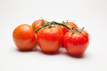 Tomates, rojos, frescos y saludables, los podemos comer crudos en ensaladas o bien podemos hacer mermeladas y salsas, los podemos rellenar con carne u otros vegetales. Los podemos cocinar