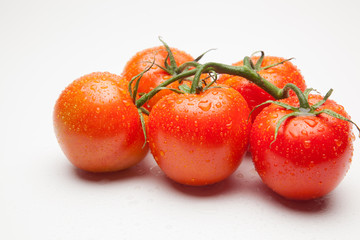 Tomates, rojos, sanos, saludables, llenos de sabor y vitaminas; se pueden comer crudos y cocinados,  se pueden hacer zumos y mermeladas, salsas, es ingrediente indispensable en la cocina mediterránea.