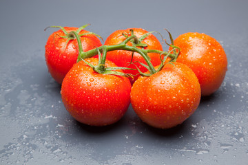 Tomates, rojos, frescos y saludables, los podemos comer crudos en ensaladas o bien podemos hacer...