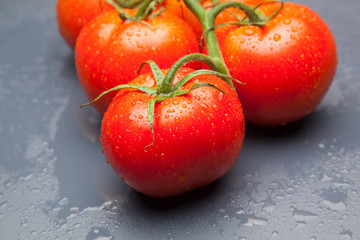 Tomates, rojos, frescos y saludables, los podemos comer crudos en ensaladas o bien podemos hacer mermeladas y salsas, los podemos rellenar con carne u otros vegetales. Los podemos cocinar