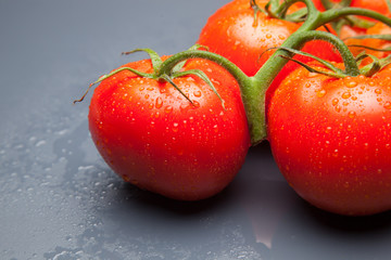 Tomates, rojos, frescos y saludables, los podemos comer crudos en ensaladas o bien podemos hacer mermeladas y salsas, los podemos rellenar con carne u otros vegetales. Los podemos cocinar