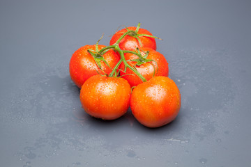 Tomates, rojos, frescos y saludables, los podemos comer crudos en ensaladas o bien podemos hacer mermeladas y salsas, los podemos rellenar con carne u otros vegetales. Los podemos cocinar