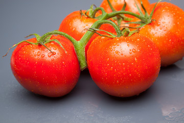Tomates, rojos, frescos y saludables, los podemos comer crudos en ensaladas o bien podemos hacer mermeladas y salsas, los podemos rellenar con carne u otros vegetales. Los podemos cocinar